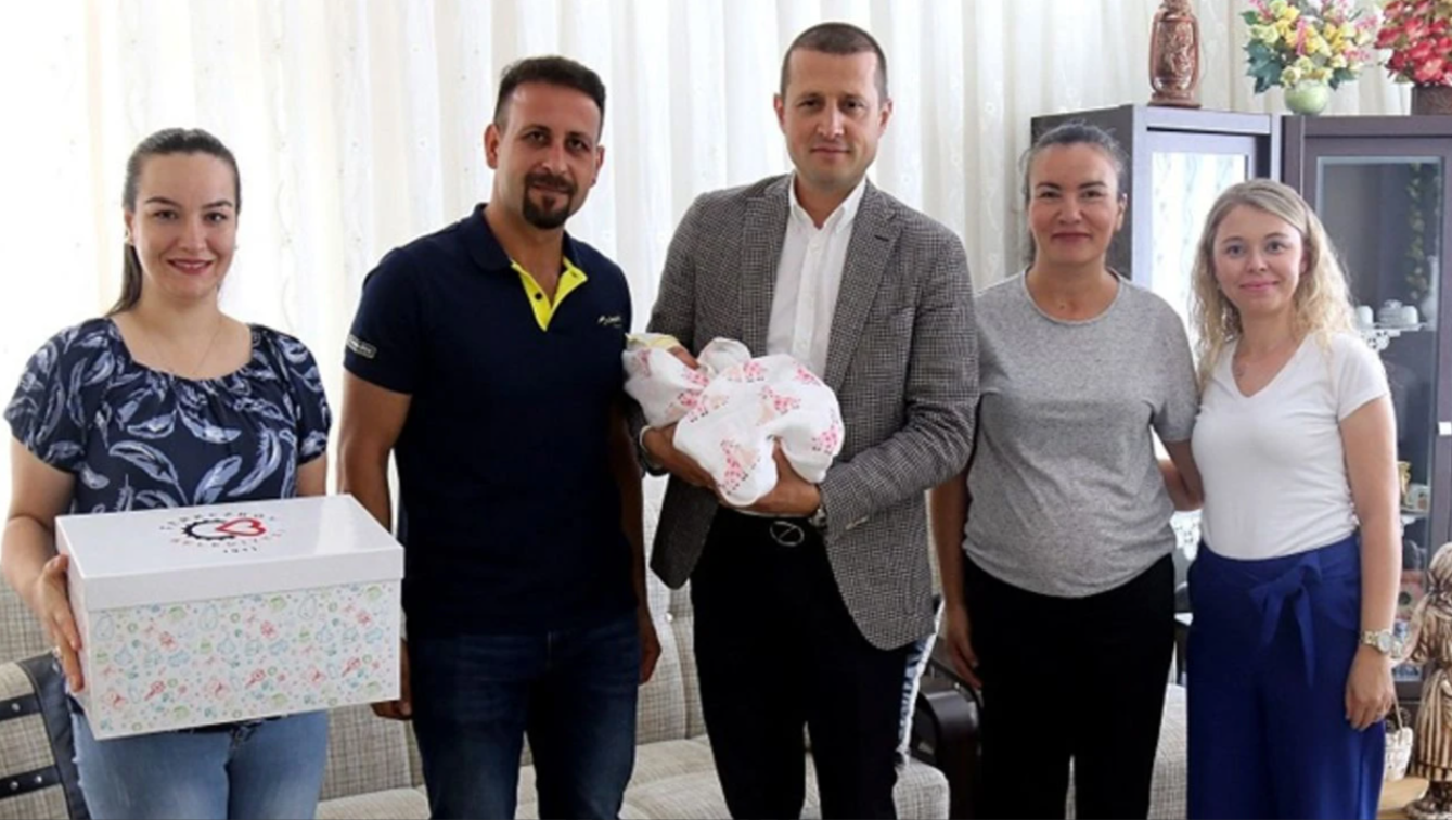 BAŞKANIMIZ AKAY’DAN ER VE DENİZ AİLELERİNE HOŞGELDİN BEBEK ZİYARETİ